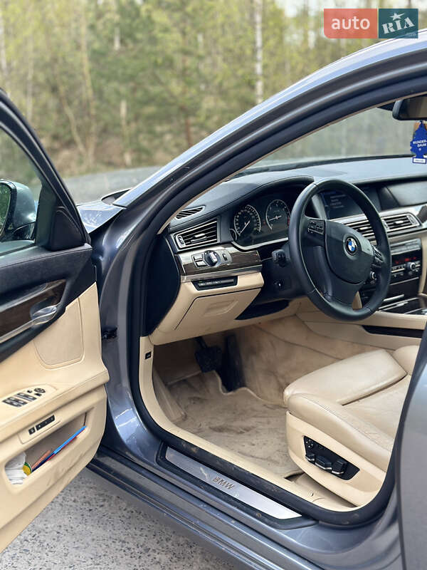 Седан BMW 7 Series 2010 в Вараші