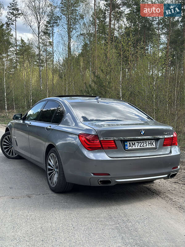 Седан BMW 7 Series 2010 в Вараші