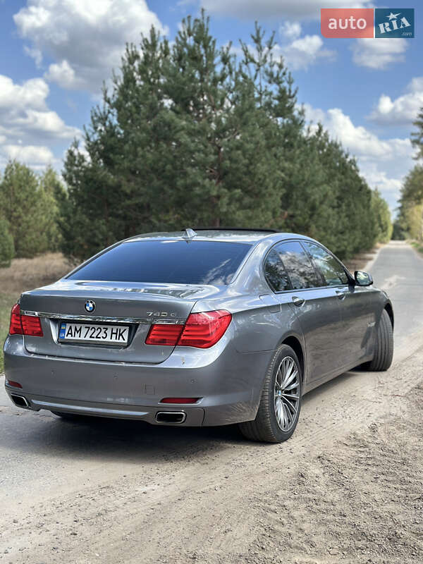 Седан BMW 7 Series 2010 в Вараші