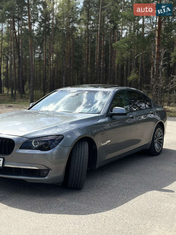 Седан BMW 7 Series 2010 в Вараші