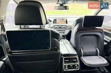 Седан BMW 7 Series 2015 в 