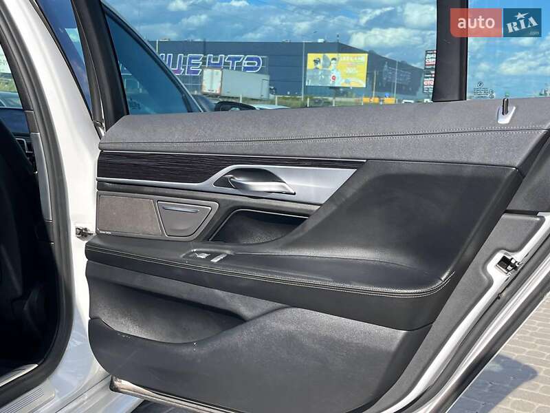 Седан BMW 7 Series 2018 в Львове