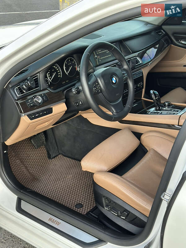 Седан BMW 7 Series 2011 в Львові