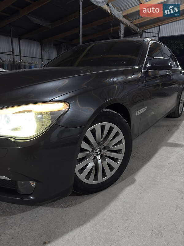 Седан BMW 7 Series 2011 в Братському