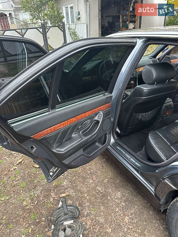 Седан BMW 7 Series 2000 в Черновцах