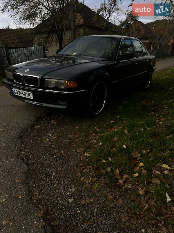 Седан BMW 7 Series 2000 в Иршаве