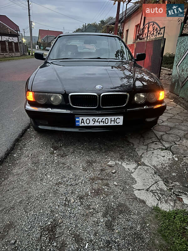 Седан BMW 7 Series 2000 в Иршаве
