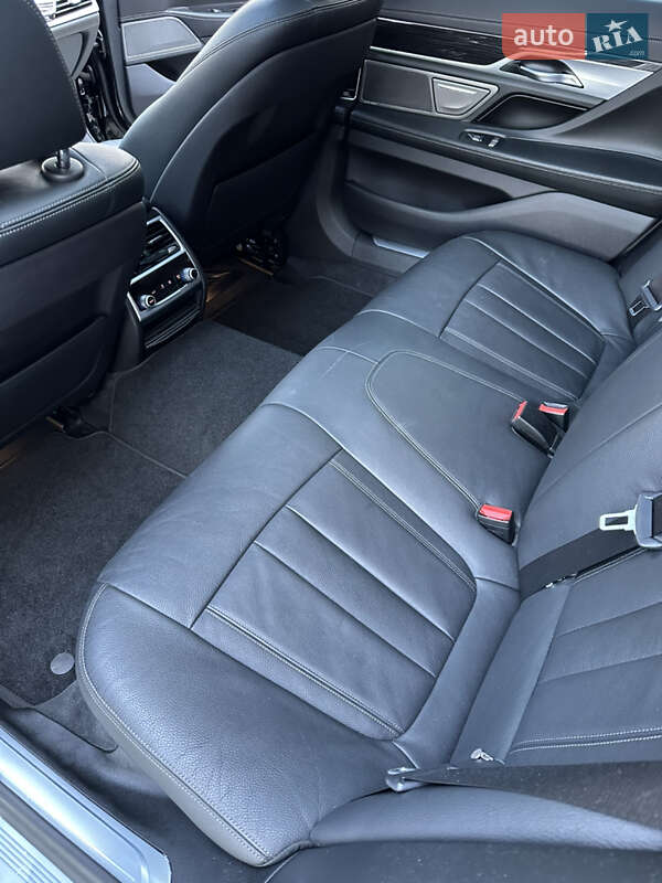 Седан BMW 7 Series 2018 в Новояворовске