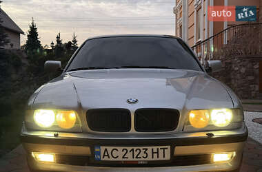 Седан BMW 7 Series 2001 в Вараше
