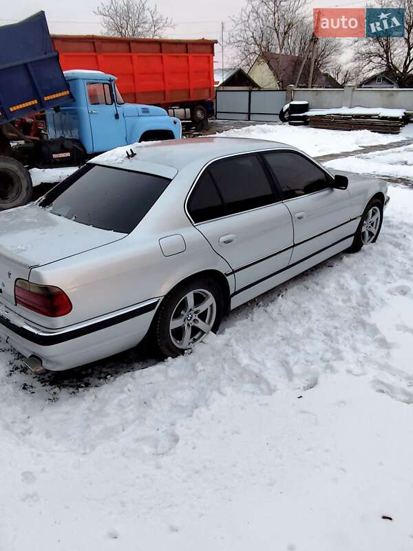 Седан BMW 7 Series 2001 в Городенке