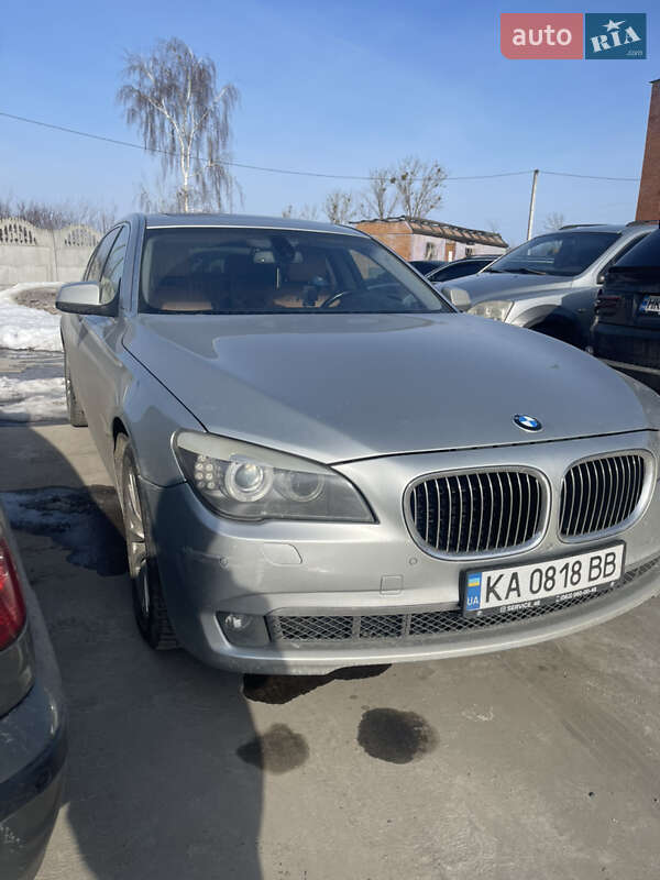Седан BMW 7 Series 2010 в Дубровице