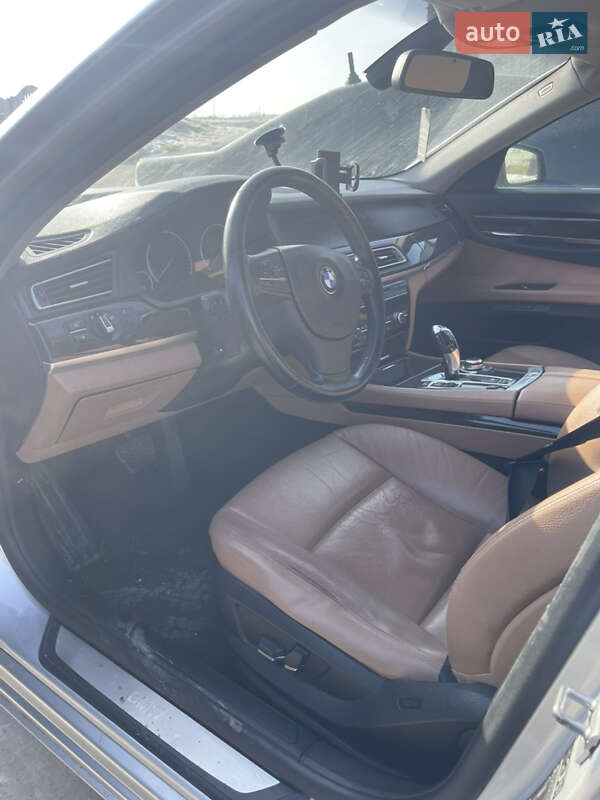 Седан BMW 7 Series 2010 в Дубровице