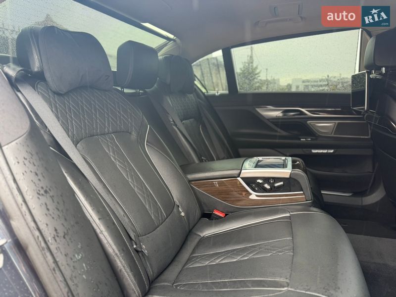 Седан BMW 7 Series 2015 в Ровно