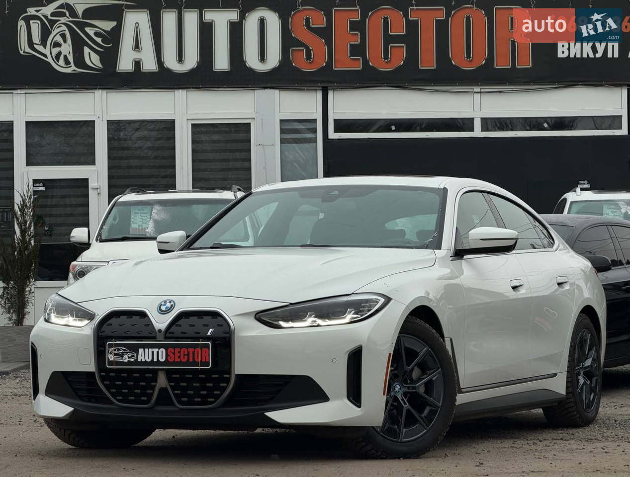 BMW i4 2023 | M Sport | Електро | Оригінальний пробіг 8 000 км
Продається BMW i4 2023 року випуску в спортивній та престижній комплектації M Sport з оригінальним пробігом лише 8 000 км. Сучасний електроседан преміум-класу, який поєднує динаміку BMW, передові технології та максимальний комфорт.
Основні характеристики:
• Електричний силовий агрегат — миттєвий відгук, тиха та плавна їзда
• Автоматична трансмісія
• Задній привід (класична керованість BMW)
• Оригінальний пробіг 8 тис. км
• Кузов: спортивний ліфтбек бізнес-класу
Стан автомобіля:
Авто практично нове, як технічно, так і візуально. Повністю без зауважень, без сторонніх шумів, помилок чи дефектів. Салон у стані нового, без слідів зносу. Кузов доглянутий та виглядає максимально ефектно.
Комплектація та комфорт (M Sport):
• Спортивний пакет M Sport (обвіс, кермо, сидіння)
• Цифрова панель приладів та великий мультимедійний дисплей
• Преміальна мультимедійна система
• Клімат-контроль
• Підігрів сидінь
• Камери та парктроніки
• Асистенти водія
• Повний електропакет
• LED / адаптивна оптика
• Легкосплавні диски M
Сучасний, динамічний та статусний електромобіль для тих, хто хоче максимум емоцій від керування без компромісів у комфорті та технологіях. BMW i4 у комплектації M Sport — ідеальний вибір для міста та подорожей.
Огляд можливий у Харкові, автосалон AutoSector, вул. Шевченка, 117.