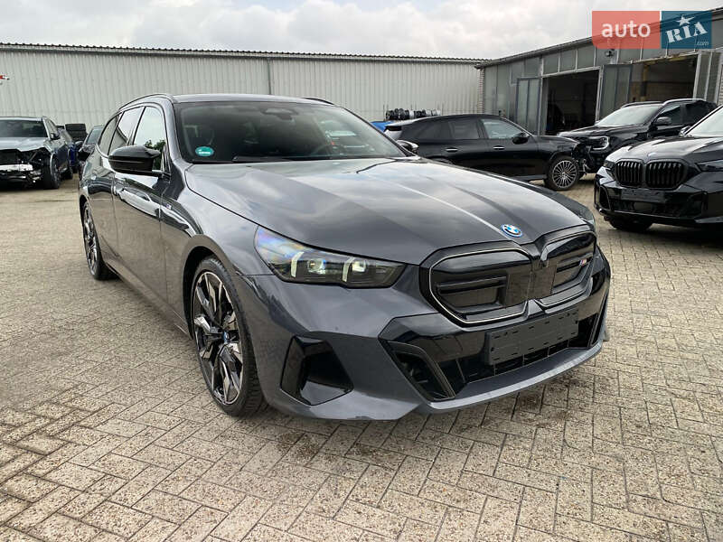 Универсал BMW i5 2025 в  фото Универсал BMW i5 2025 в