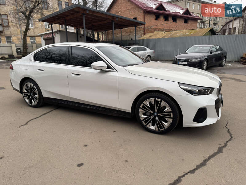 Седан BMW i5 2023 в Львове
