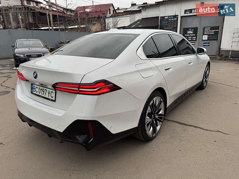 Седан BMW i5 2023 в Львове