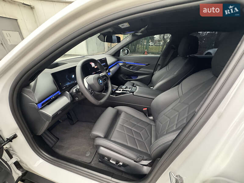 Седан BMW i5 2023 в Львове