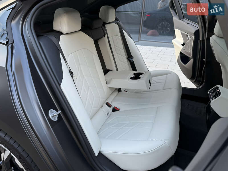 Седан BMW i5 2023 в Киеве