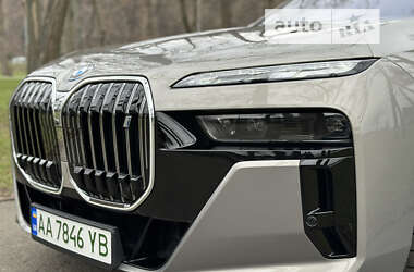 Седан BMW i7 2022 в Киеве