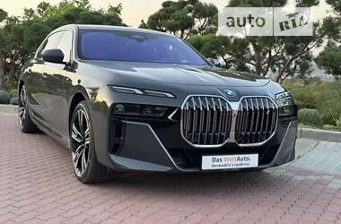 Седан BMW i7 2023 в Черновцах