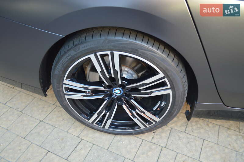 Седан BMW i7 2022 в Львове