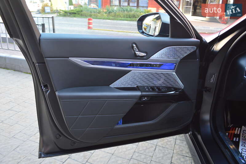 Седан BMW i7 2022 в Львове