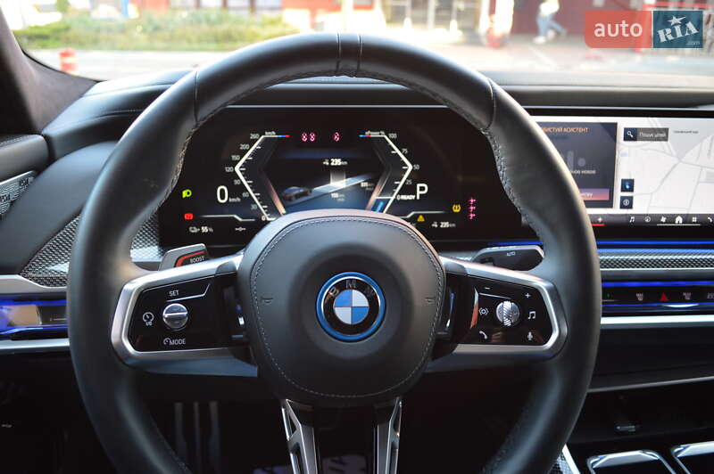 Седан BMW i7 2022 в Львове