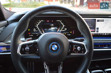 Седан BMW i7 2022 в 