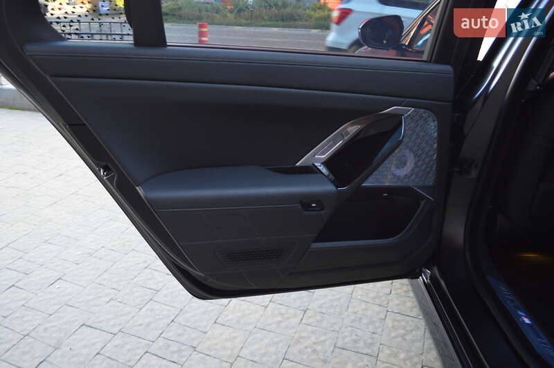 Седан BMW i7 2022 в Львове