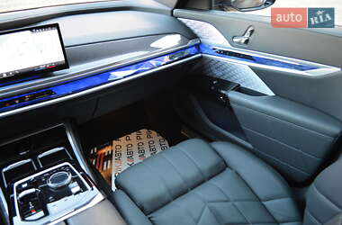Седан BMW i7 2022 в 