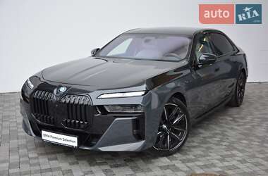 Седан BMW i7 2022 в Киеве