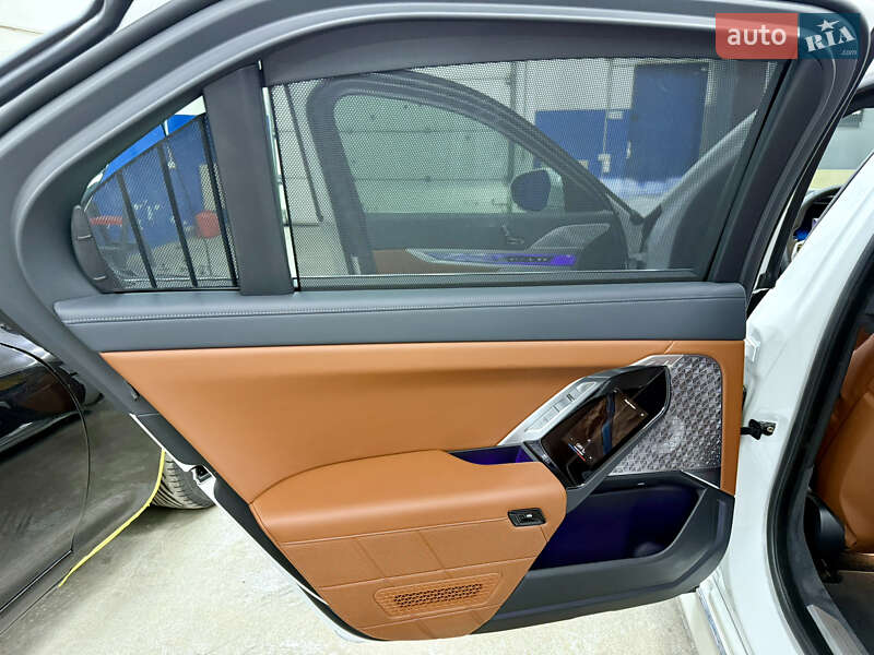 Седан BMW i7 2022 в Киеве