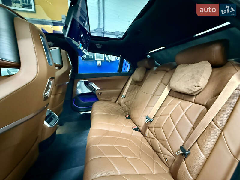 Седан BMW i7 2022 в Киеве