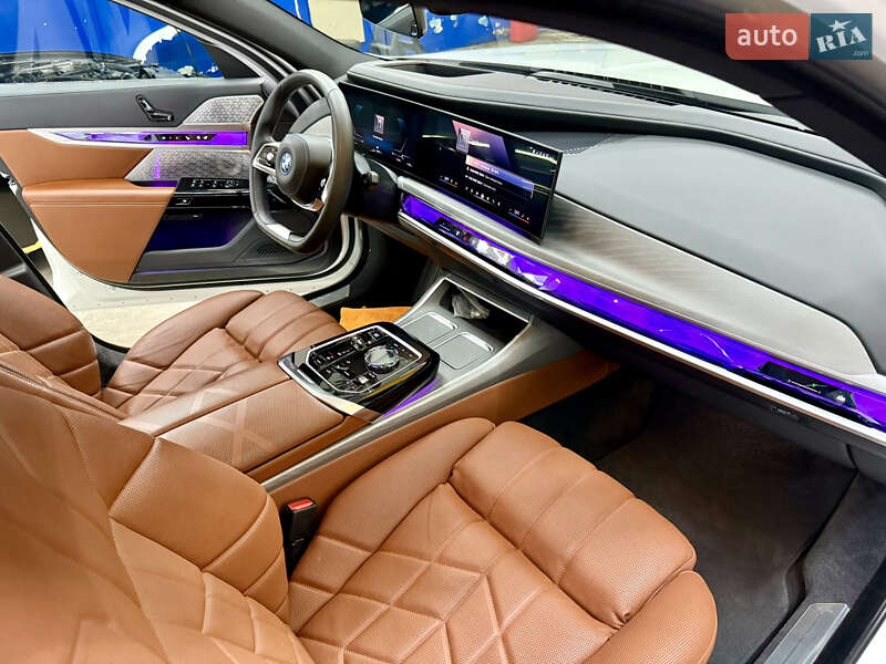 Седан BMW i7 2022 в Киеве