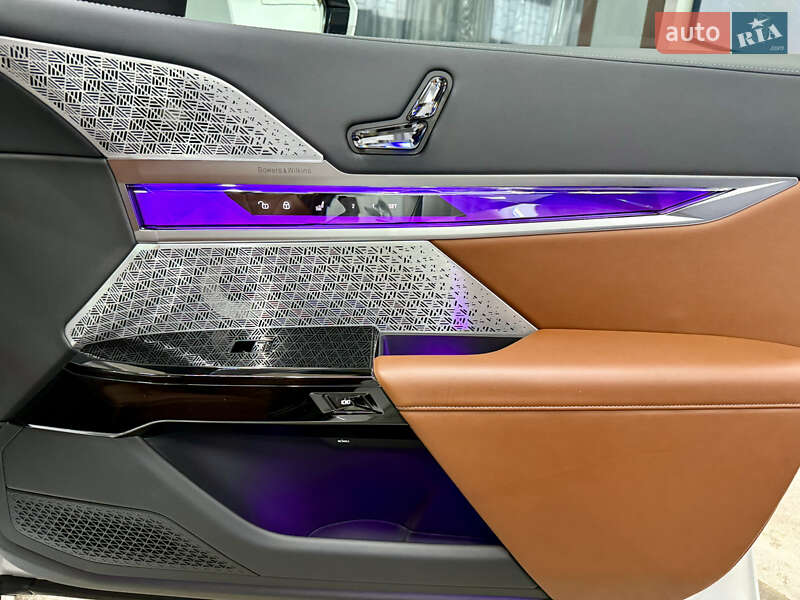 Седан BMW i7 2022 в Киеве