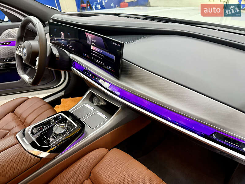 Седан BMW i7 2022 в Киеве