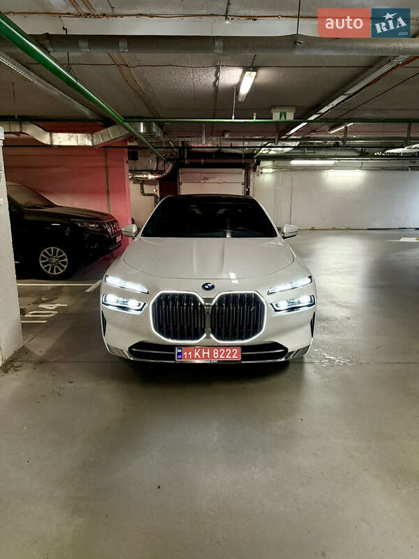 Седан BMW i7 2022 в Киеве