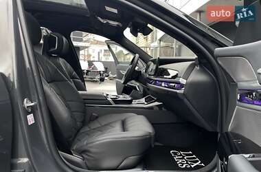 Седан BMW i7 2023 в Киеве