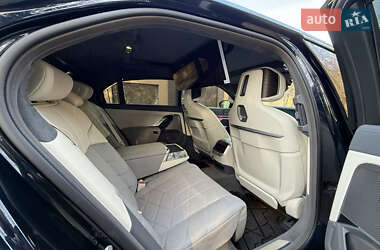 Седан BMW i7 2023 в 