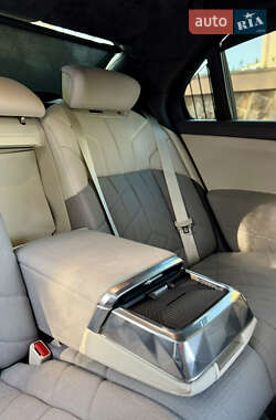 Седан BMW i7 2023 в 