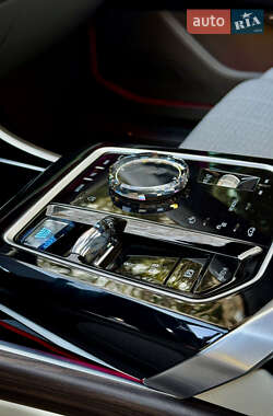 Седан BMW i7 2023 в 