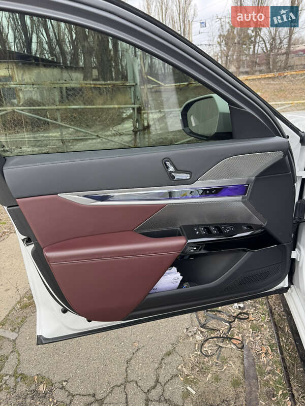 Седан BMW i7 2023 в Киеве