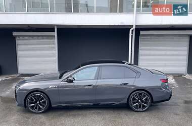 Седан BMW i7 2023 в Киеве