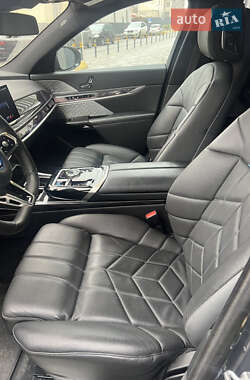 Седан BMW i7 2022 в 