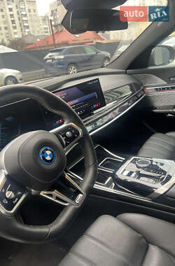 Седан BMW i7 2022 в 
