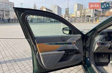 Седан BMW i7 2023 в Киеве