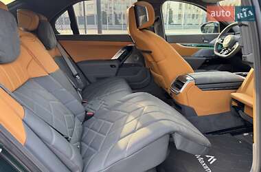 Седан BMW i7 2023 в Киеве