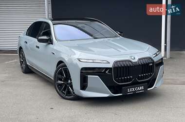 Седан BMW i7 2023 в 