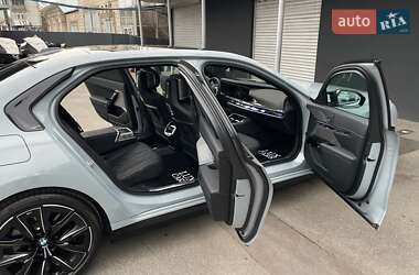 Седан BMW i7 2023 в 